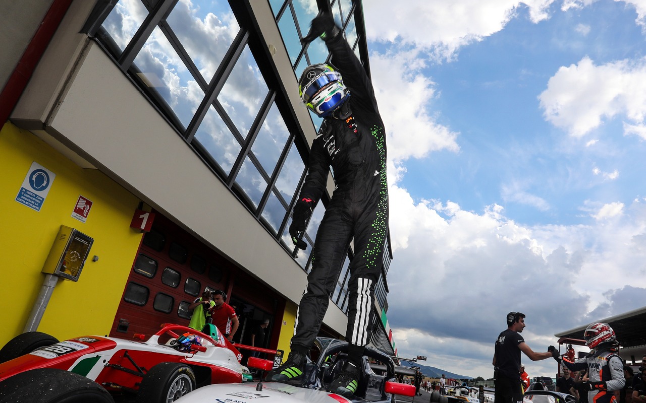 alex powell mercedes junior driver r-ace gp win mugello f4 italy 2025 2