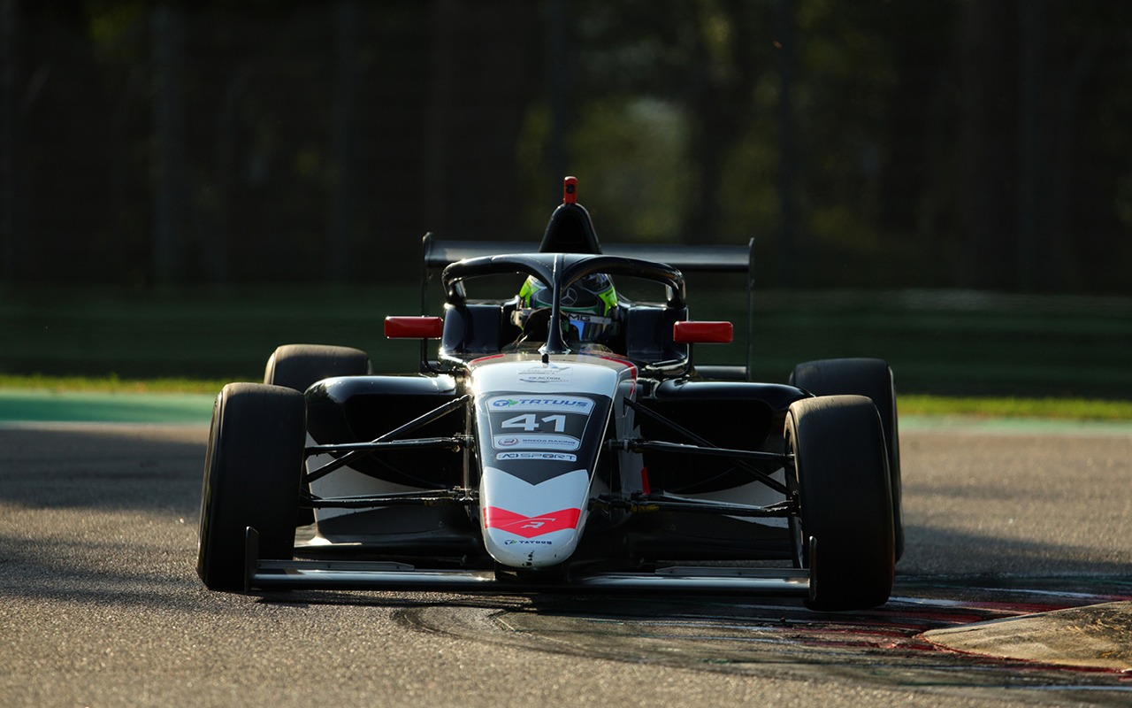 alex powell top 10 finish r-ace gp imola raceweekend f4 italian championship