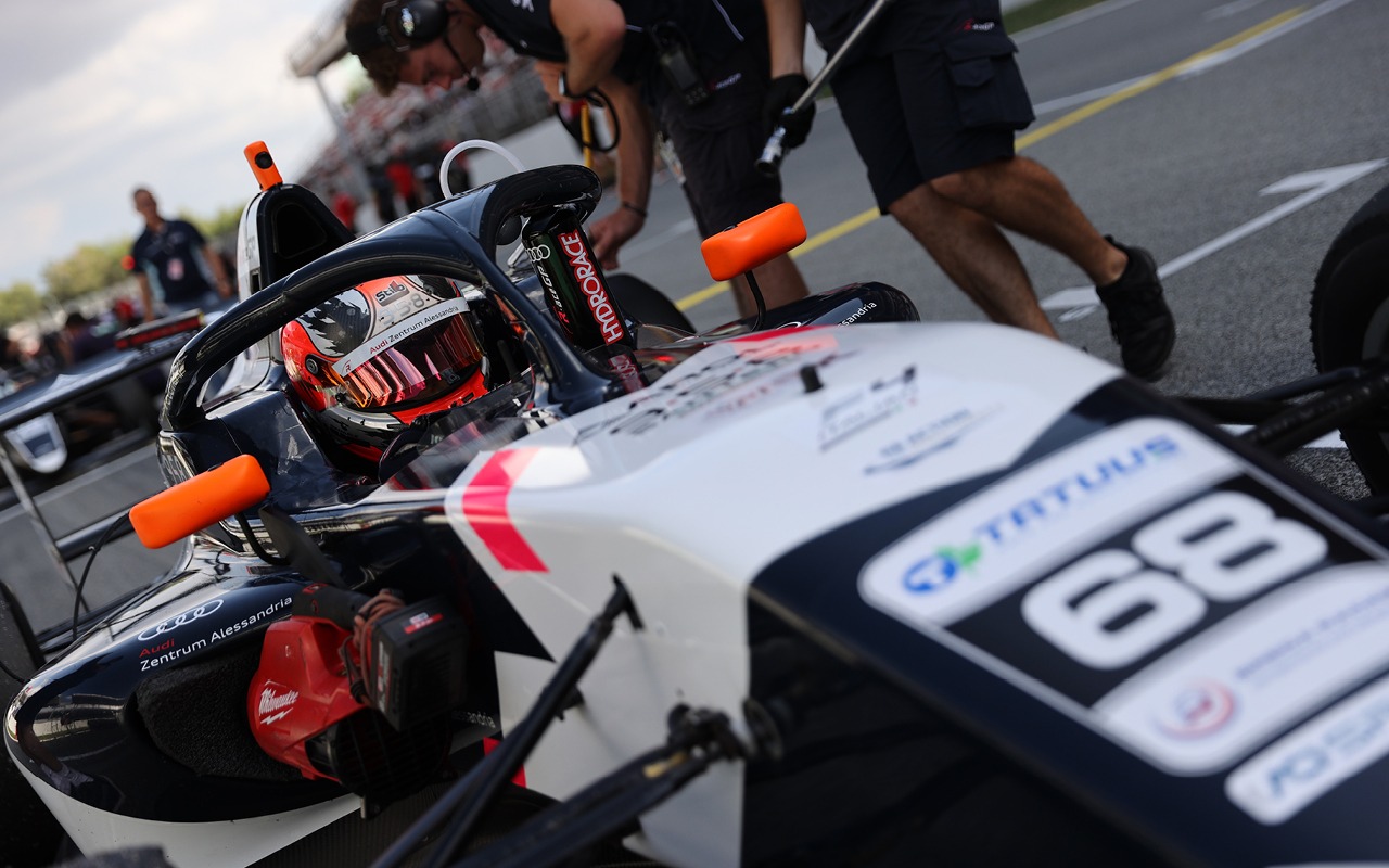 r-ace gp F4 italie italian F4 emanuele olivieri podium barcelona round 6