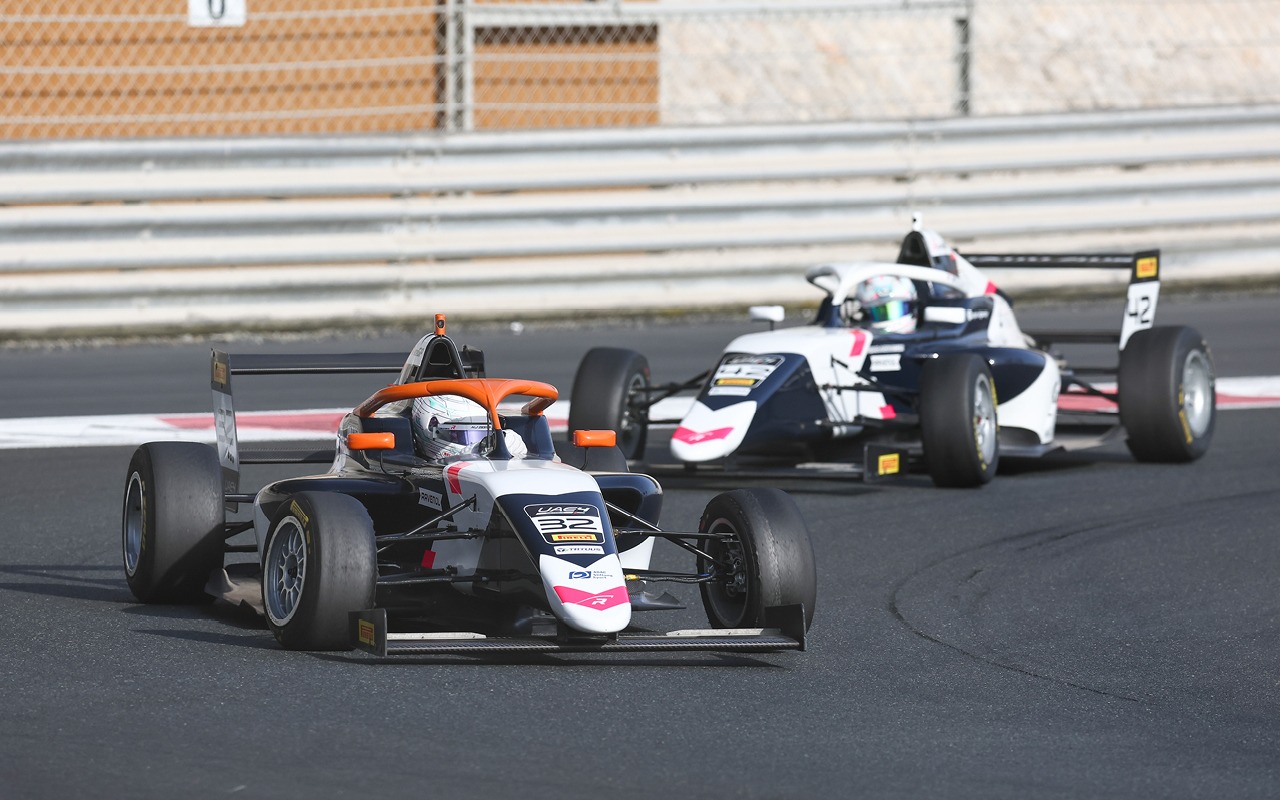 uae4 series team champion r-ace gp elia weiss