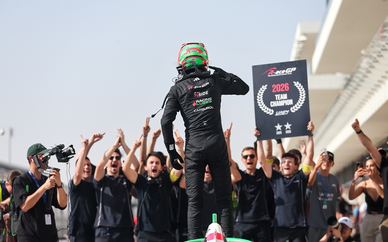 uae4 series team champion r-ace gp runner-up andy consani