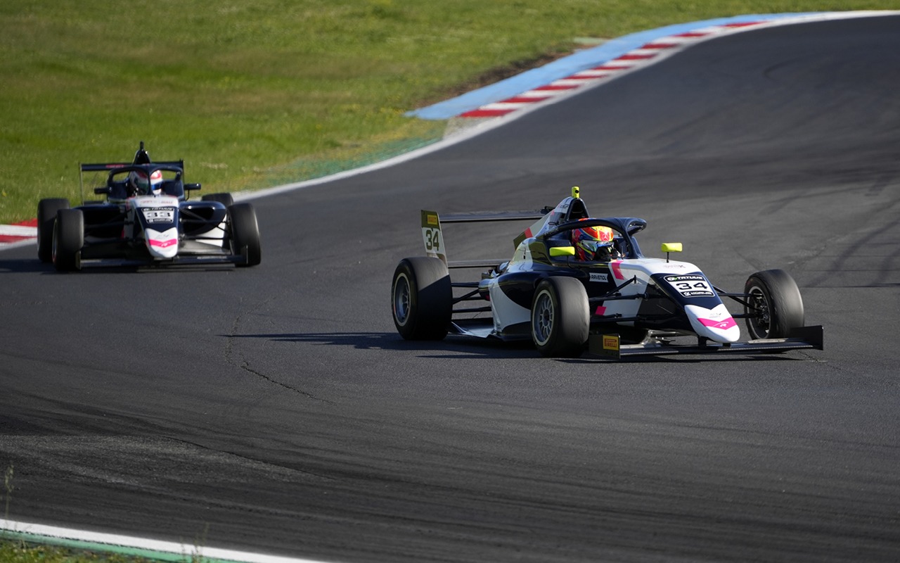 F4 italy Vallelunga round 2 R-ace gp kenzo craigie tomika gender