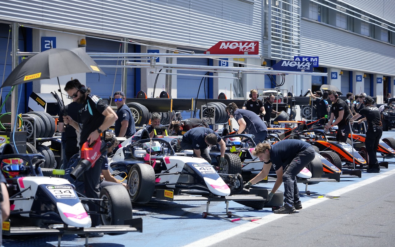 F4 italy Vallelunga round 2 R-ace gp